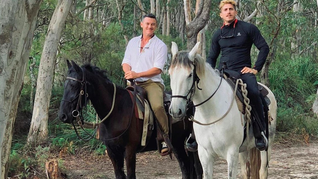 Luke Evans rafael olarra vacaciones montando caballo