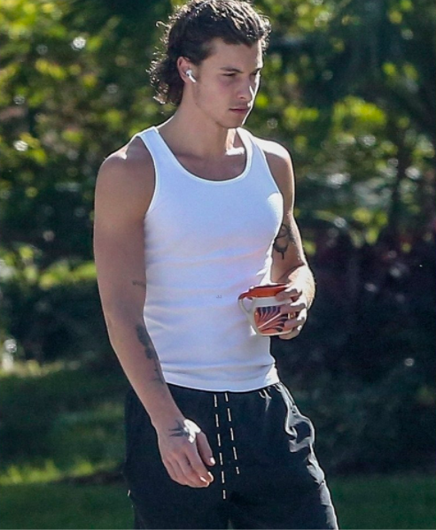 Shawn Mendes caminando taza cafe florida