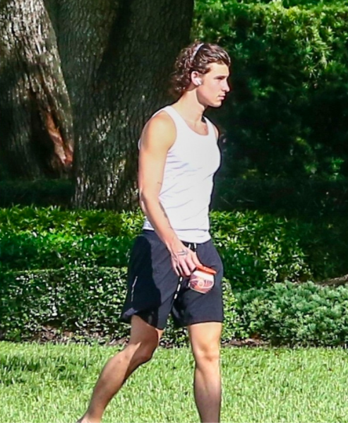 cantante shawn mendes abre taza cafe