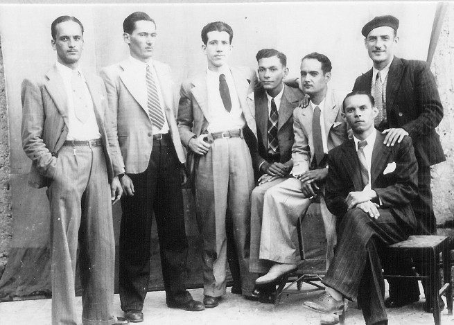 Un grupo de hombres afuera de una barbería de Bogotá, en la década de 1940