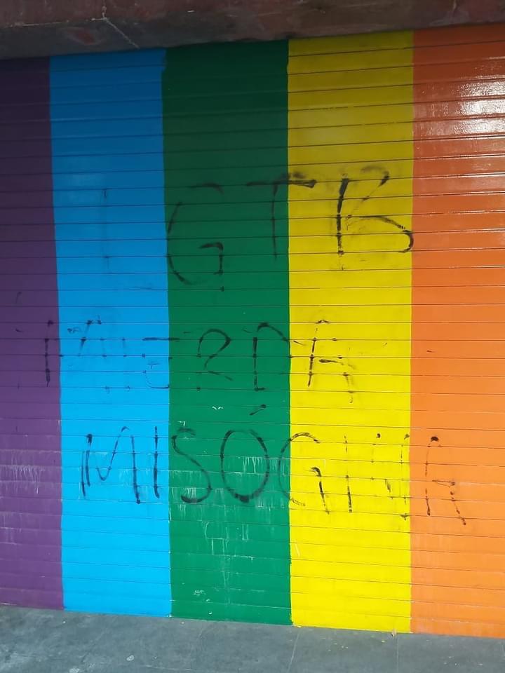 Marra mensaje LGBTfóbico