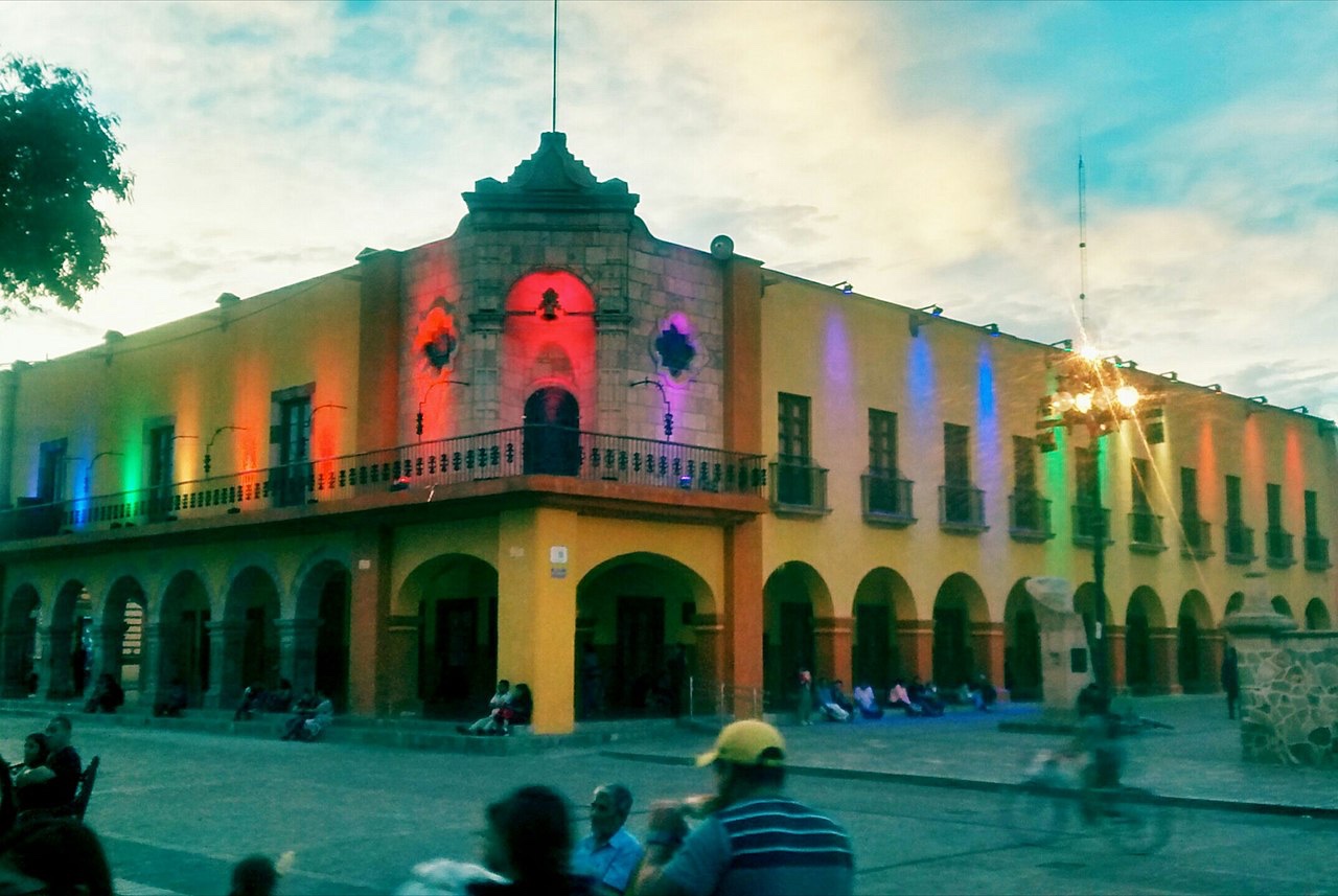Museo del Bicentenario iluminado con la bandera LGBT+. Dolores Hidalgo, Guanajuato