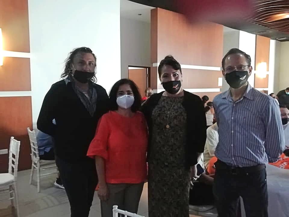 Naomi "Nina" Arjona Rosas (izquierda) en su presentación como candidata de Progreso