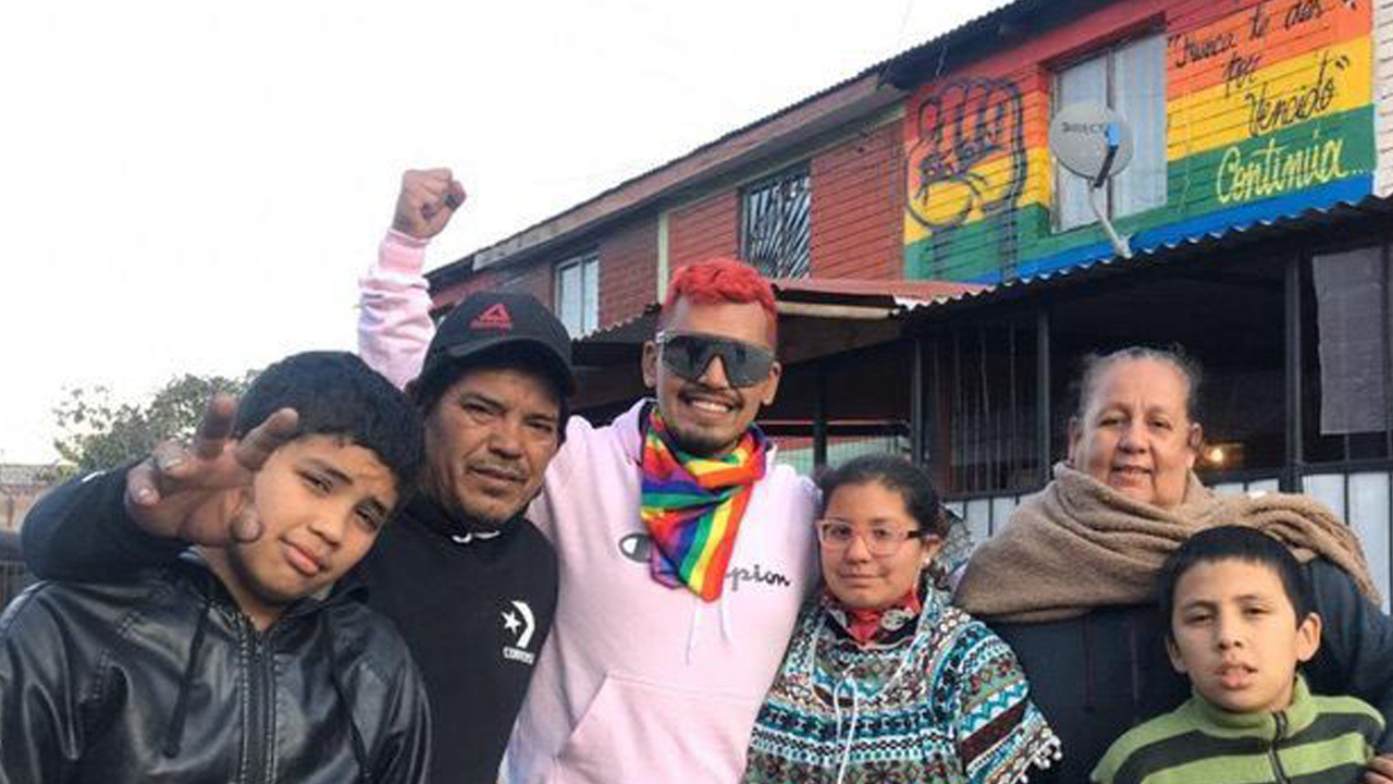 padres-apoyan-hijo-gay-pintan-casa-arcoíris padres apoyan hijo gay