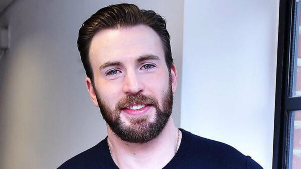 Chris Evans fue unos de los famosos que terminaron desnudos para promover el voto.