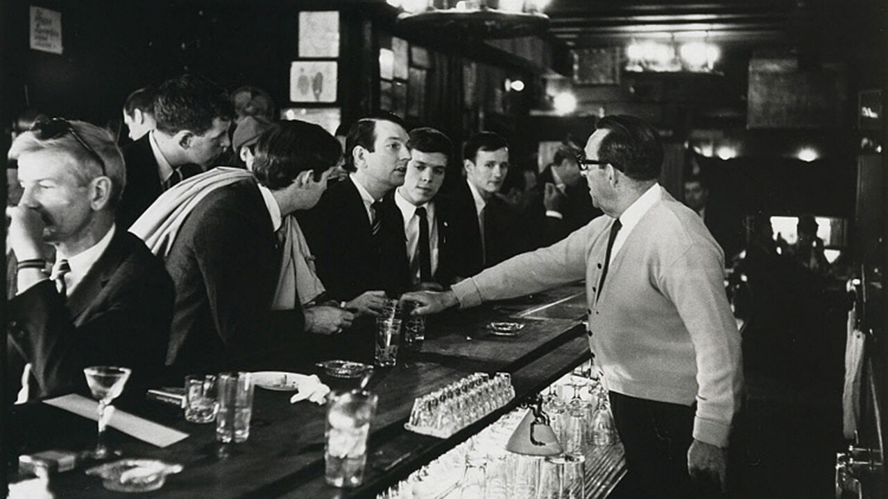 La icónica foto que muestra el momento histórico en que miembros de The Mattachine Society entraron a un bar a ordenar bebidas.