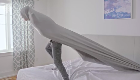 Tener varias cobijas es uno de los mejores tips para dormir con alguien.