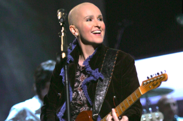 Melissa Etheridge, una de las famosas LGBT+ que sobrevivió al cáncer de mama.