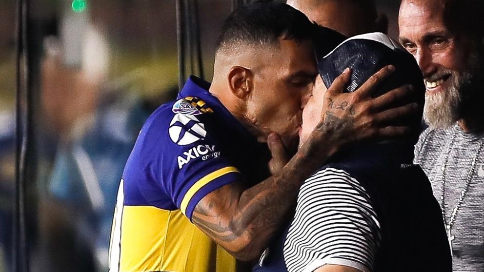 beso Maradona Tevez