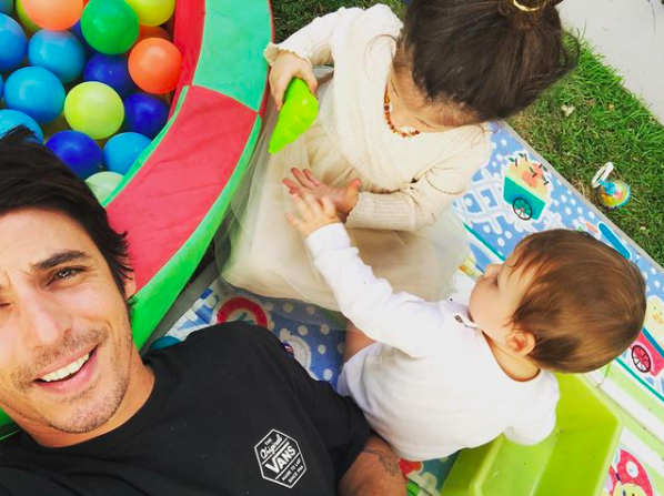 Alberto Guerra hijos pequeños foto vestido