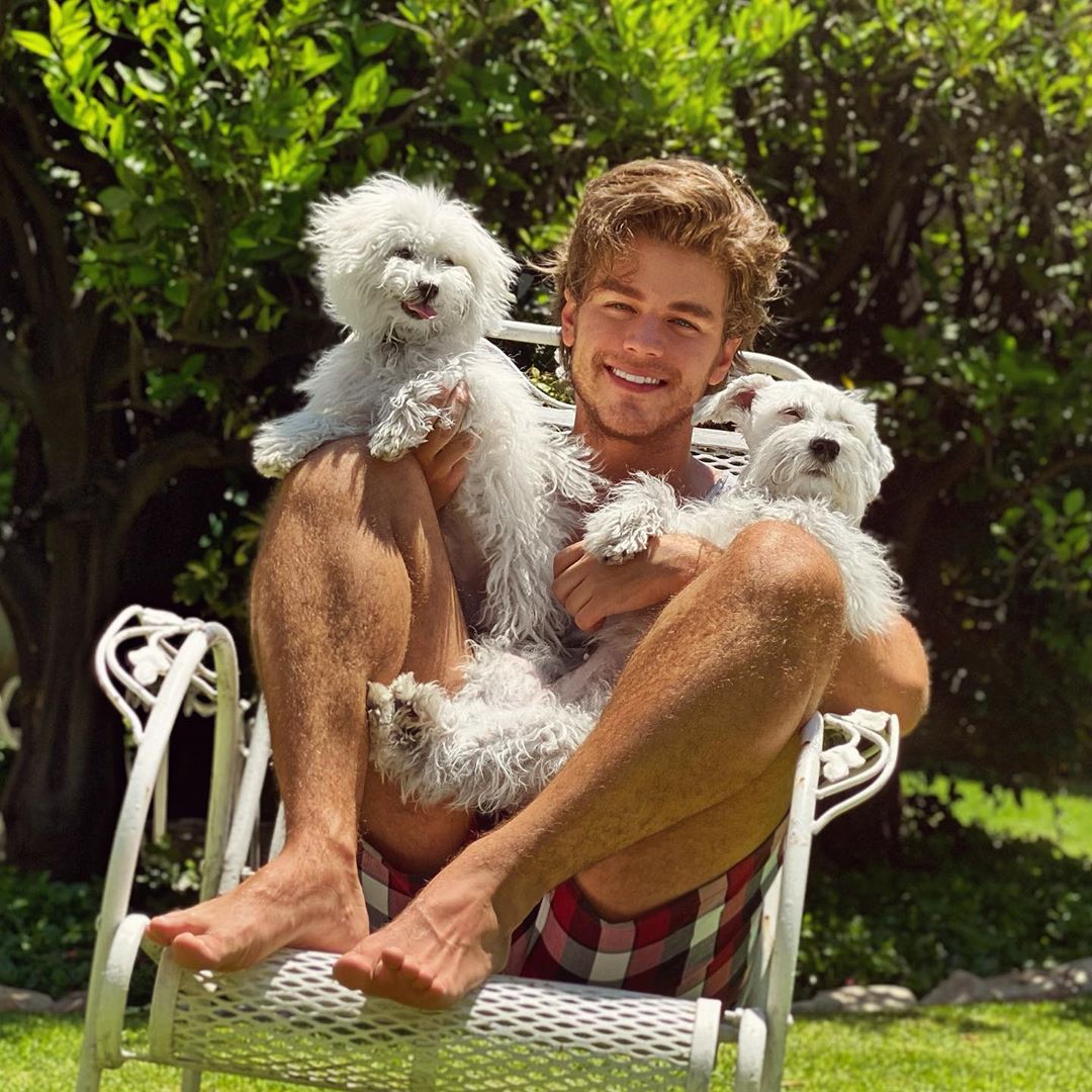 Checa a estos famosos latinos con sus perritos