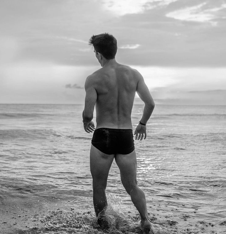 Jorge Luis Martínez en traje de baño