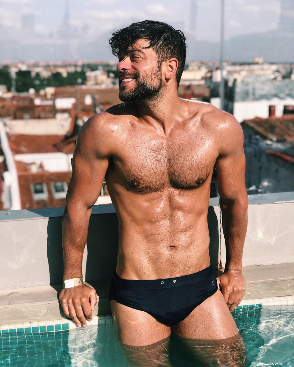 gays famosos en Speedo Ricky Merino