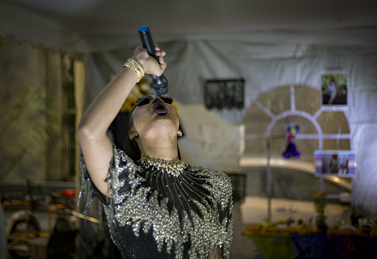 Víctimas trans de crímenes de odio son recordadas con ofrenda de día de muertos