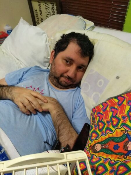 ataque homofóbico martillazos cabeza fernando cama