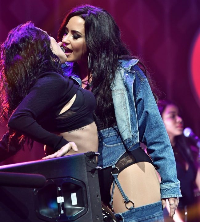 beso Kehlani y Demi Lovato