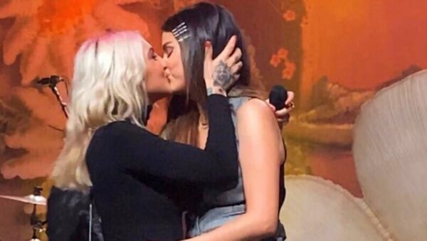 selena-gomez-lgbt-beso-lesbico-julia-michaels