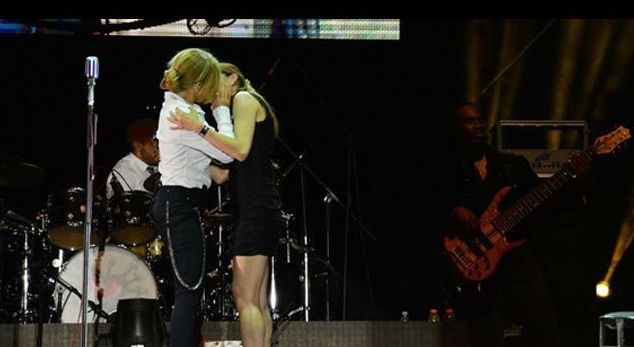 agarrones y besos lésbicos de las divas del pop Gloria Trevi