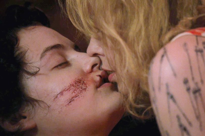 Riley Keough y Kylie Minogue beso