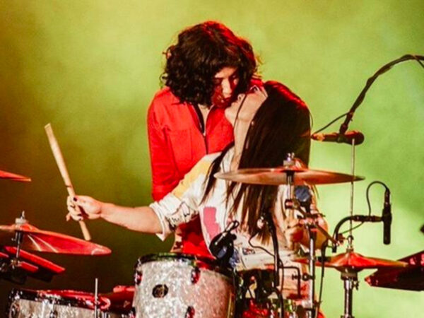 Mon Laferte beso Cancamusa