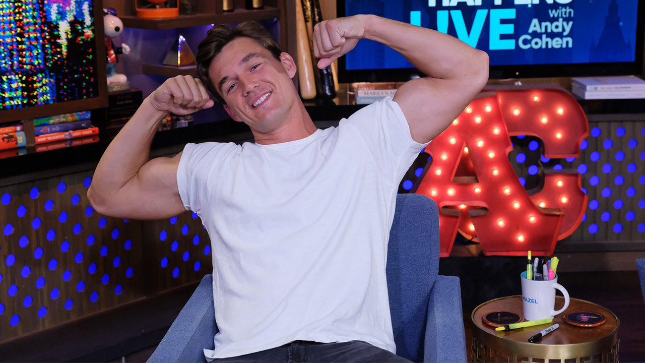 tyler cameron hombre guapo sexy playera