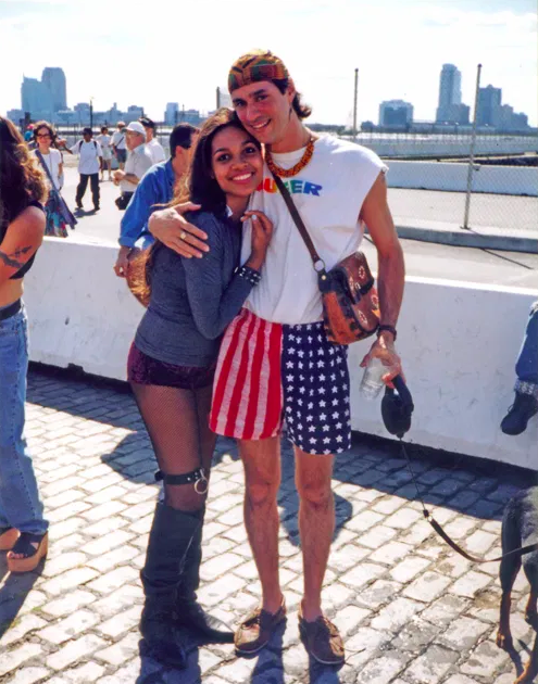 rosario dawson demanda transfobia pride eua