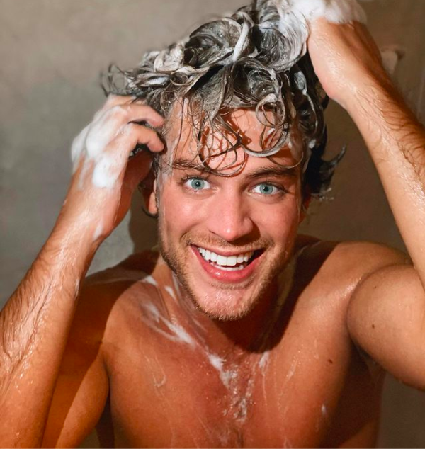 polo morín cabello rapado instagram baño