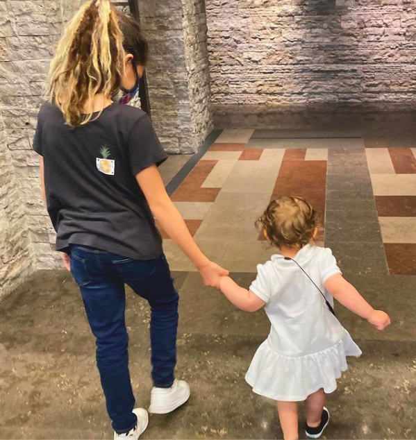 joy huerta bebe foto instagram vestido blanco