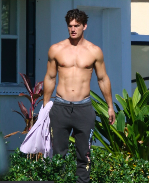 tyler cameron sin playera afuera casa