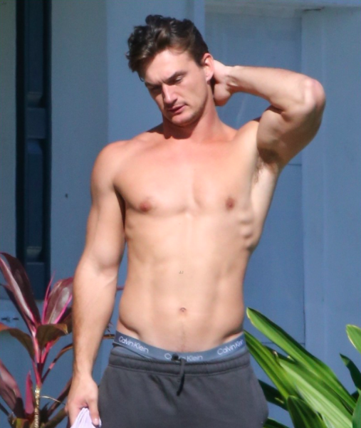 tyler cameron sin playera afuera abs