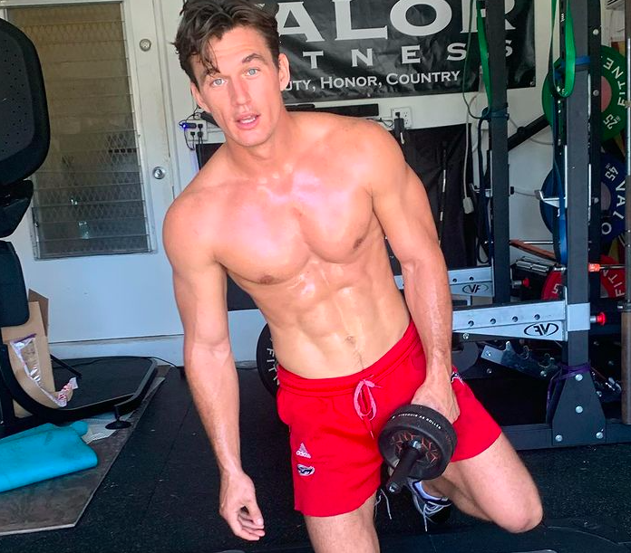 tyler cameron fitness abs modelo mamado