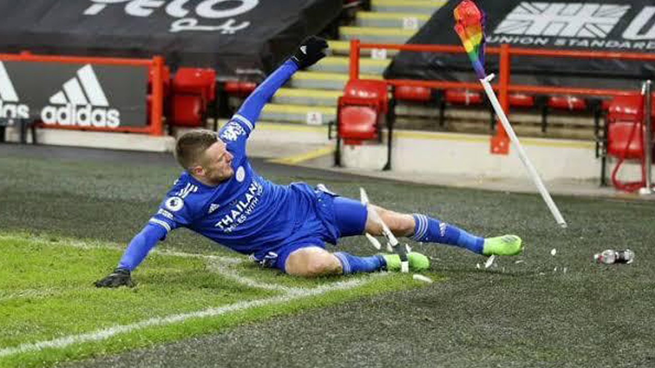futbolista bandera LGBT+