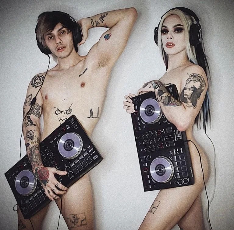 Dhyzy en y fuera de drag desnudo