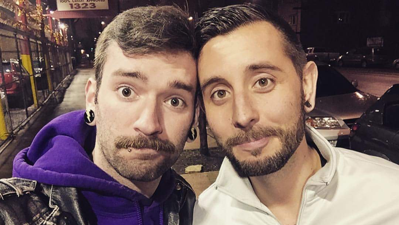 hombres gay pareja parecen gemelos raro