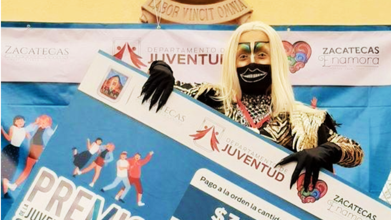 artista drag mexicano recibe premio