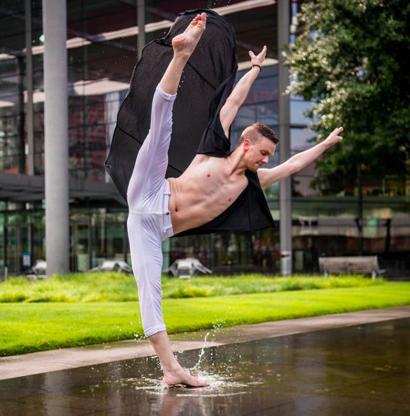 elliott queen fuera hombre race competencia