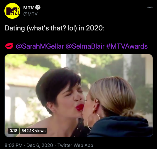 twitter beso lésbico sarah michell gellar