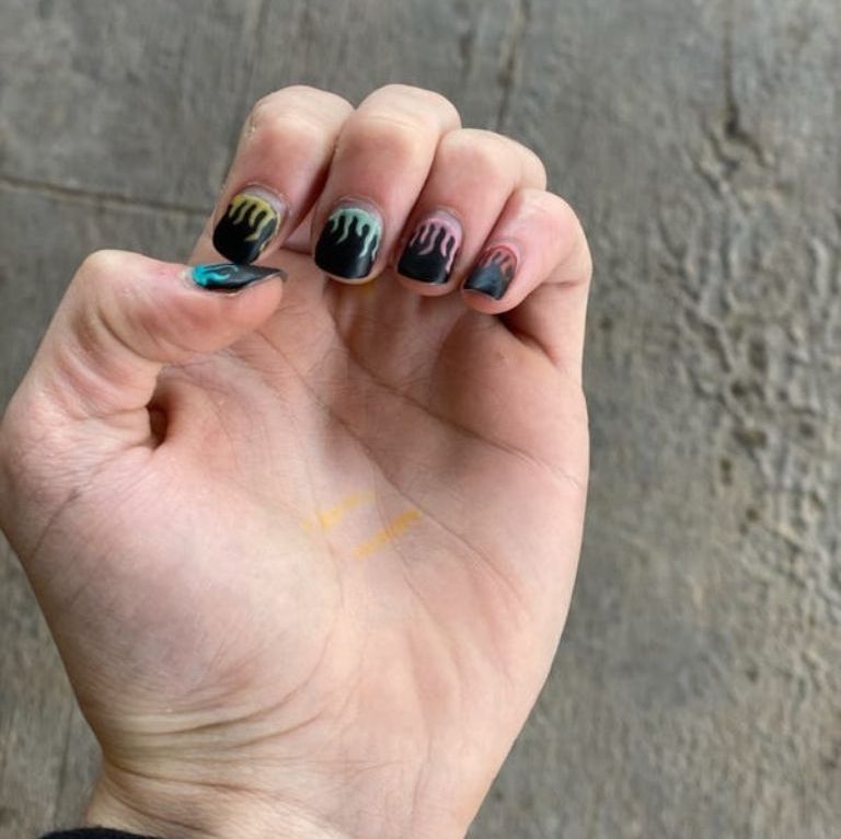 suspenden estudiante gay por pintarse las uñas