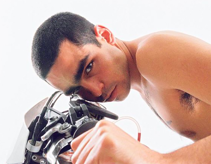 foto desnudo en moto