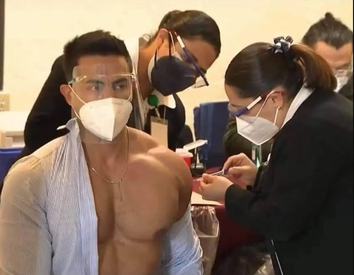 Alejandro Silva recibiendo vacuna contra la COVID-19