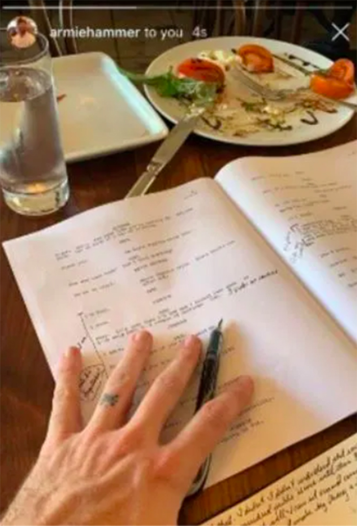 armie hammer instagram mensaje tatuaje dedo