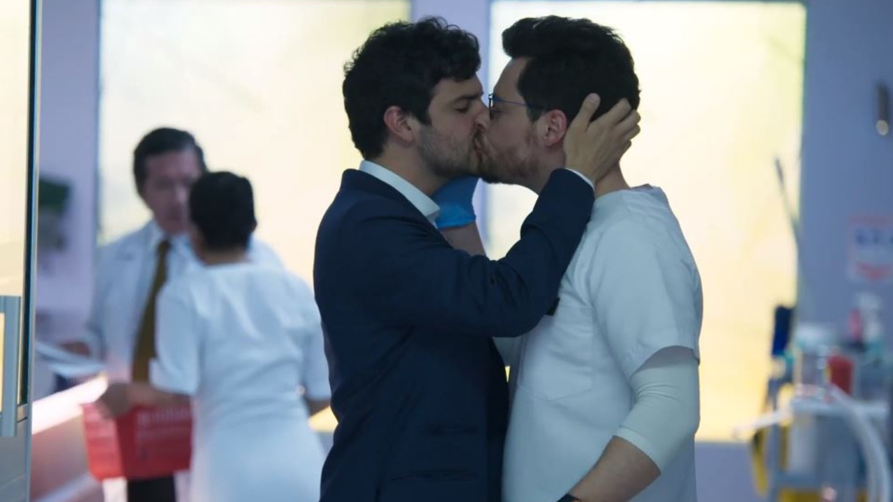 beso-gay-telenovela-enfermeras beso gay entre los personajes de Julián Trujillo y Miguel González