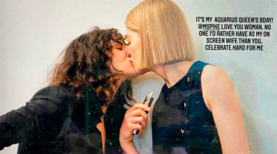 beso lesbico rosamund pike