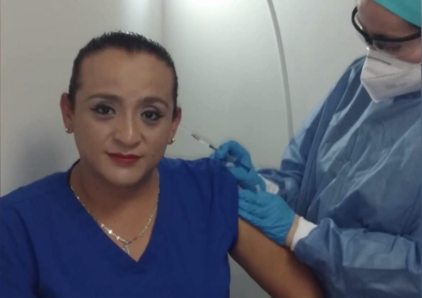 Enfermera trans recibe vacuna contra la COVID-19