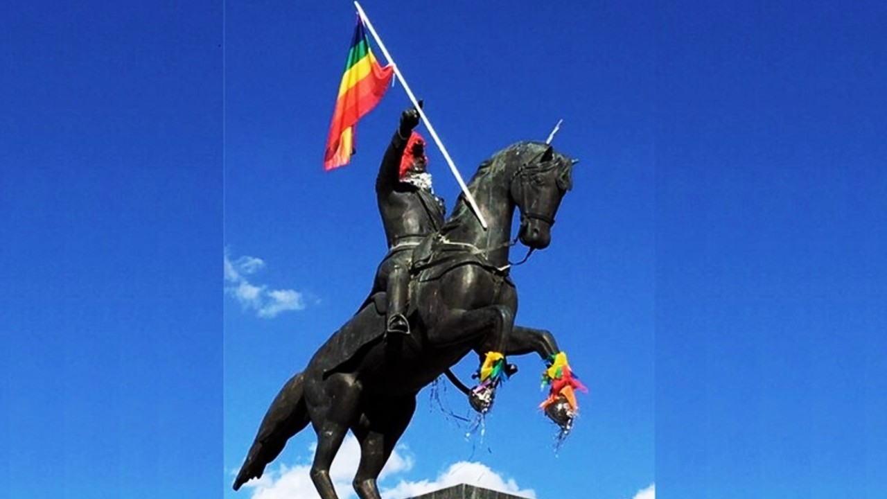 estatua-san-martin-azul-lgbt+ bandera LGBT+ estatua de San Martín en Azul