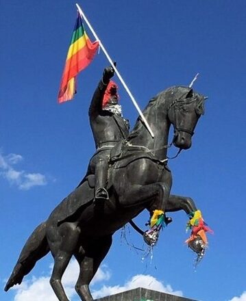 colocan bandera LGBT+ a estatua de San Martín