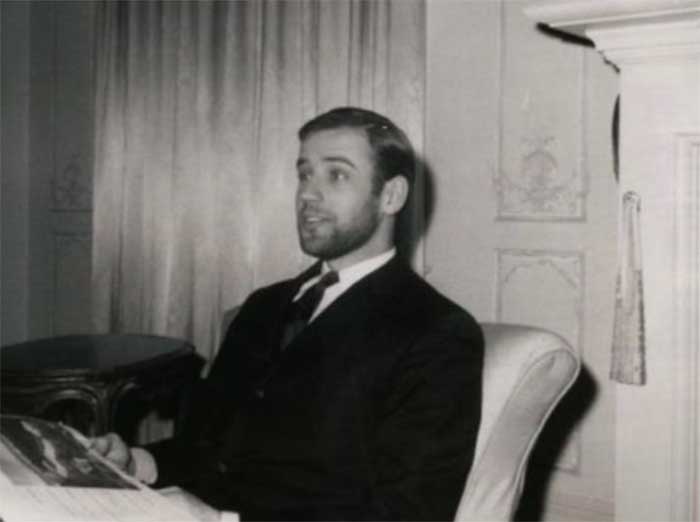 joe biden barba oficina