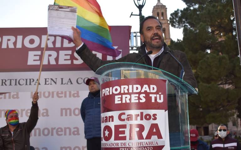 Juan Carlos Loera da discurso con bandera LGBT+