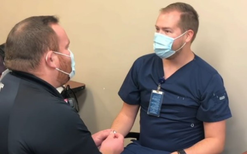 paramédico pide matrimonio a enfermero que lo vacuna contra la COVID-19