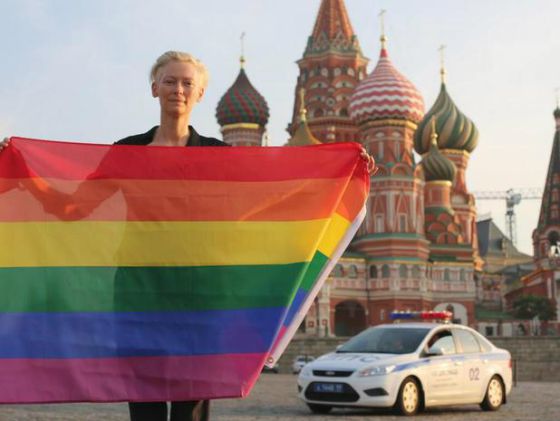 tilda swinton lgbt bandera